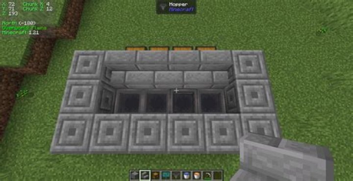 How do you make a cobblestone generator fully automatic in Minecraft?